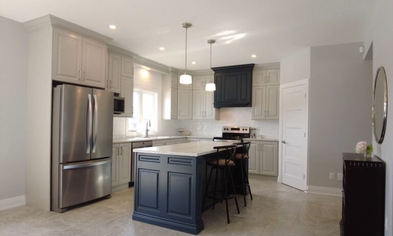 prikaz kuhinje sa dobrom rasvetom na plafonu