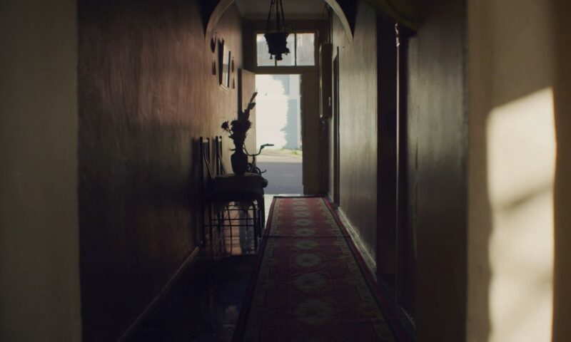 prikaz mračnog hodnika u kući bez prozora i svetla