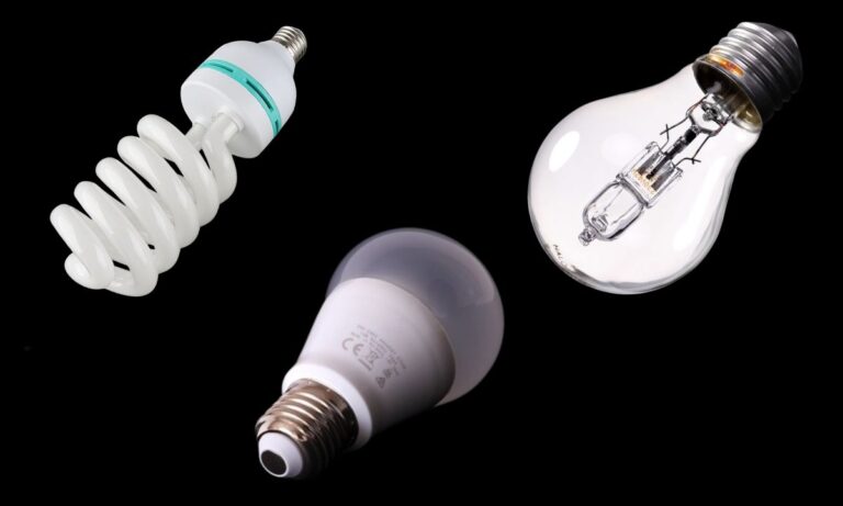 prikaz Halogene, fluorescentne i LED sijalice na crnoj pozadini