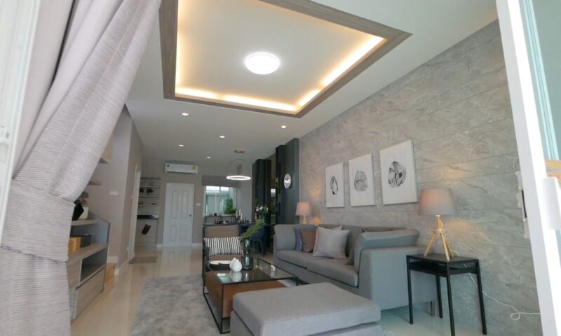 prikaz dnevnog boravka sa dobrom rasvetom na plafonu i lampama